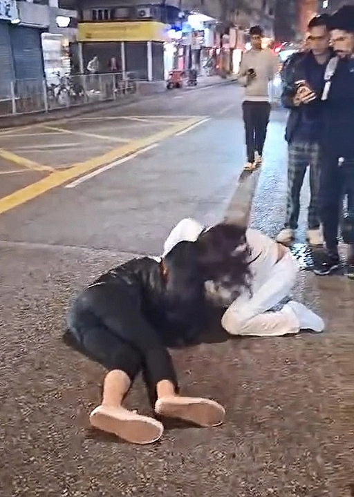 有片〡元朗合益路電單車私家車相撞 鐵騎士倒地受傷抽搐 