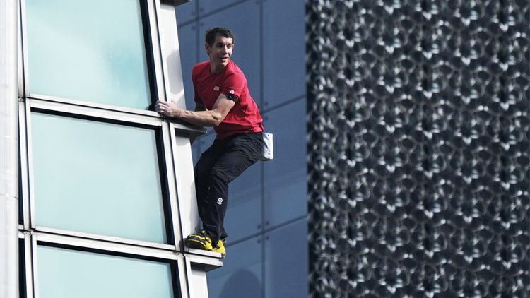 美攀岩者徒手登頂台北101大樓 歐媒重炮開轟