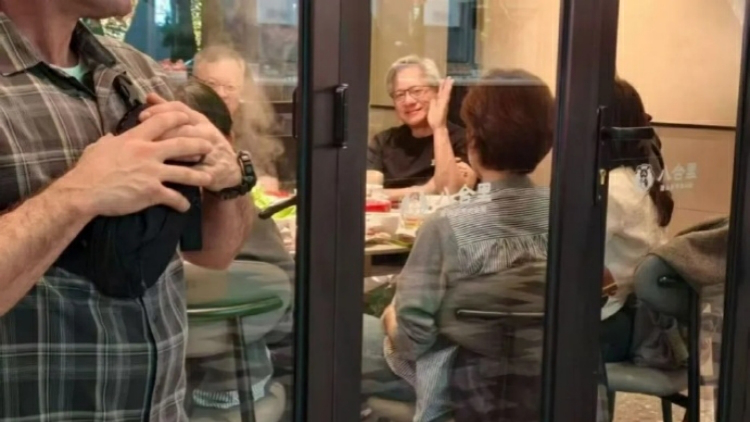 黃仁勛攜友赴深圳 嘆牛肉火鍋