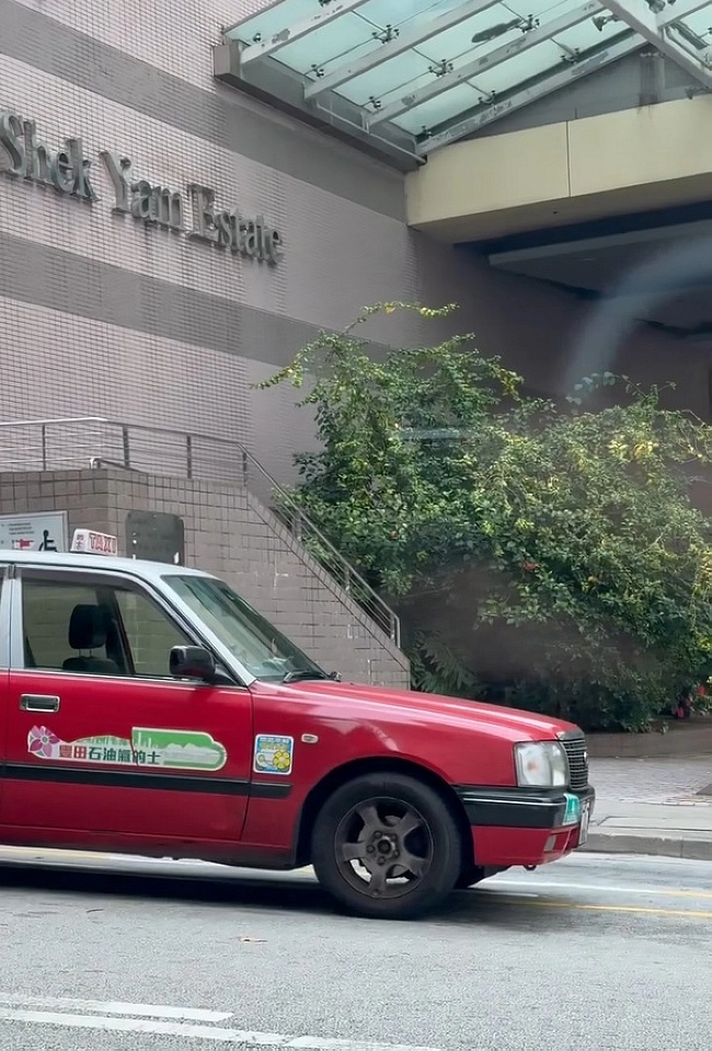 有片〡葵涌的士司機躺臥車廂 任由無人駕駛網民譴責