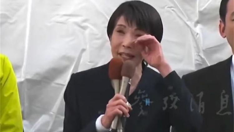 演講過程中，高市早苗突然開始抹眼淚