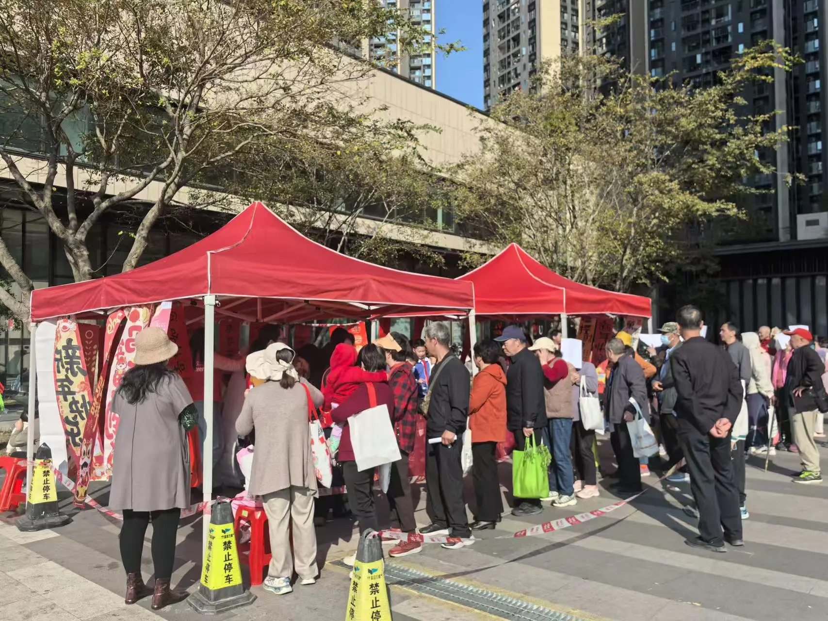 深圳葵涌高源社區攜手大鵬外國語小學開展迎新春送春聯活動