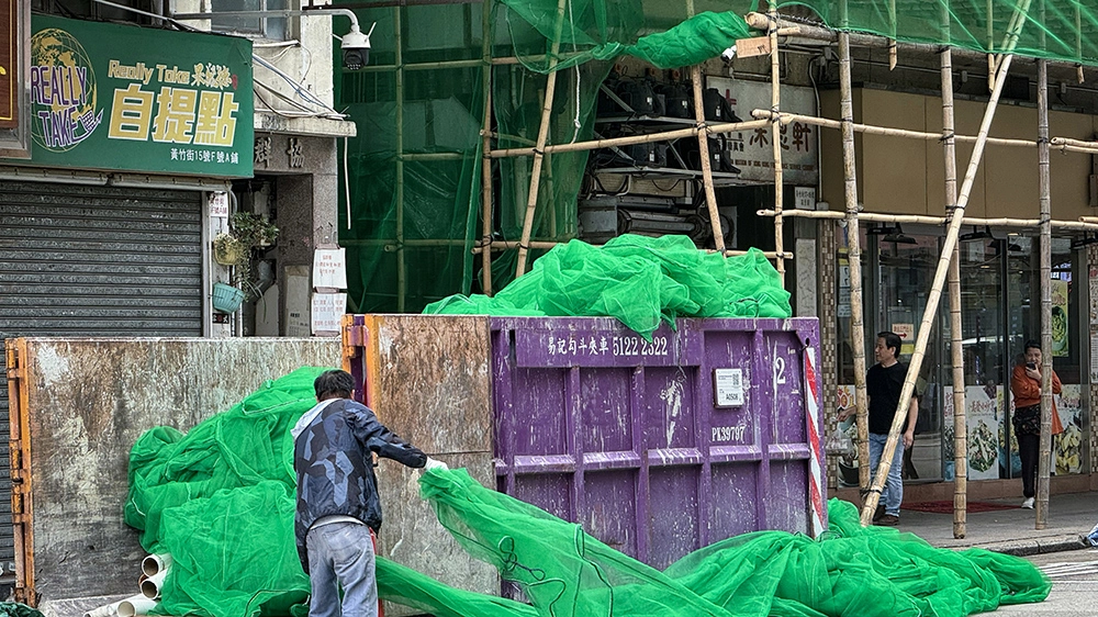 屋宇署提醒業界遵守棚網抽樣檢測新制度 巡查322幢樓宇其中2宗須停工