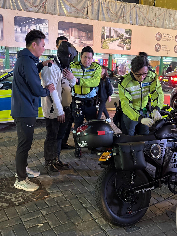 掛「玩具車」牌電動單車遊觀塘 警拘鐵騎士揭被取消駕駛資格
