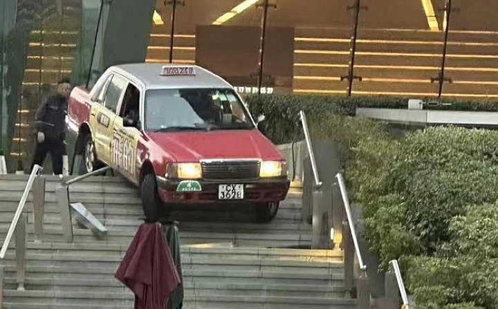 有片〡尖沙咀環球貿易廣場的士疑失控 衝落樓梯司機被困