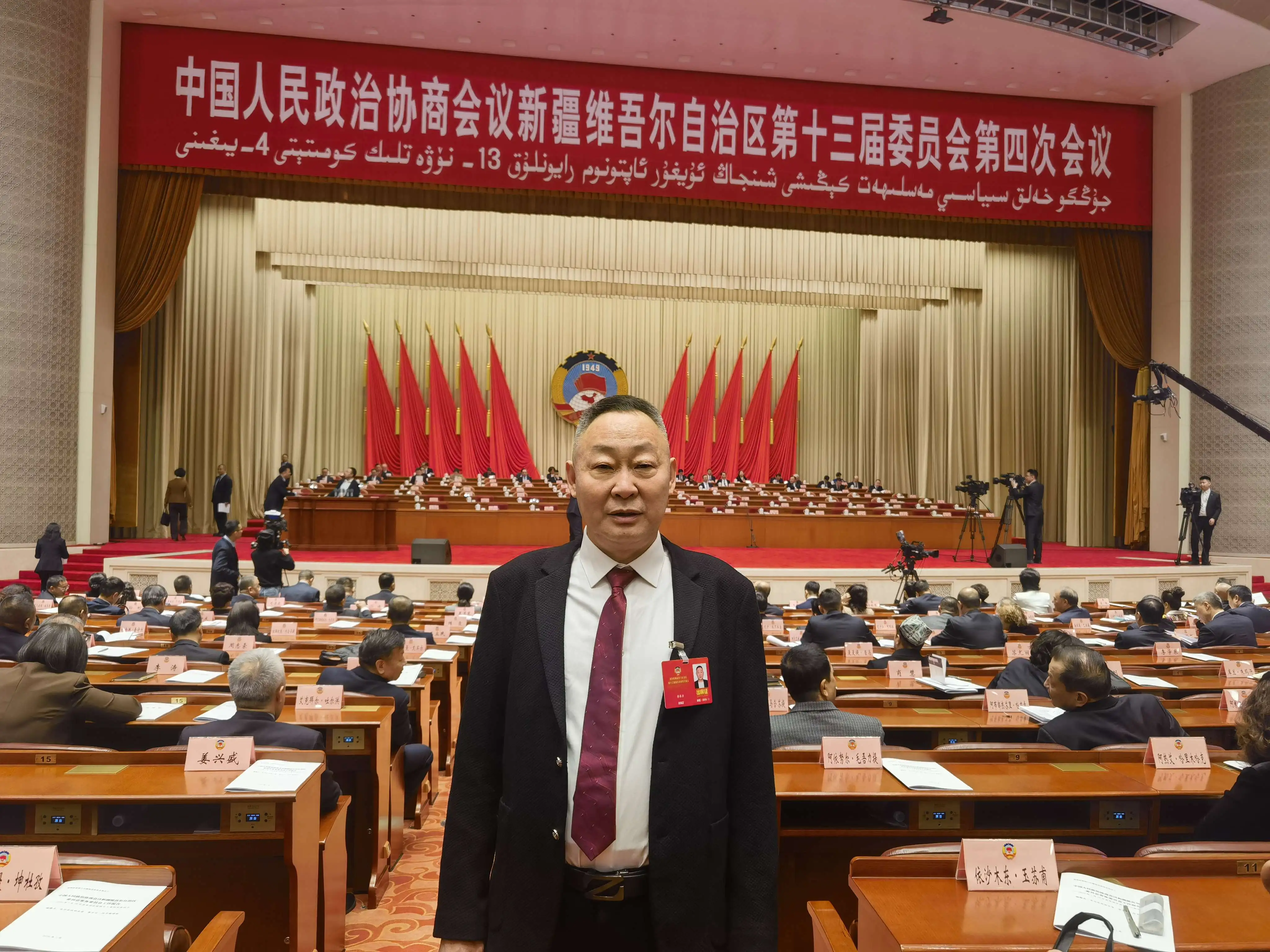 【新疆兩會】以橋為媒繪新卷  新港攜手譜華章——專訪新疆政協委員李東方