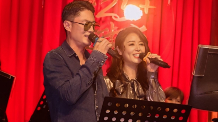 林心如50歲生日派對，與老公霍建華合唱放閃