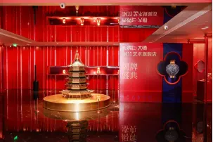 「朱炳仁·大師」首店深圳啟幕  　朱炳仁父子聯名《馬富貴》全球首秀