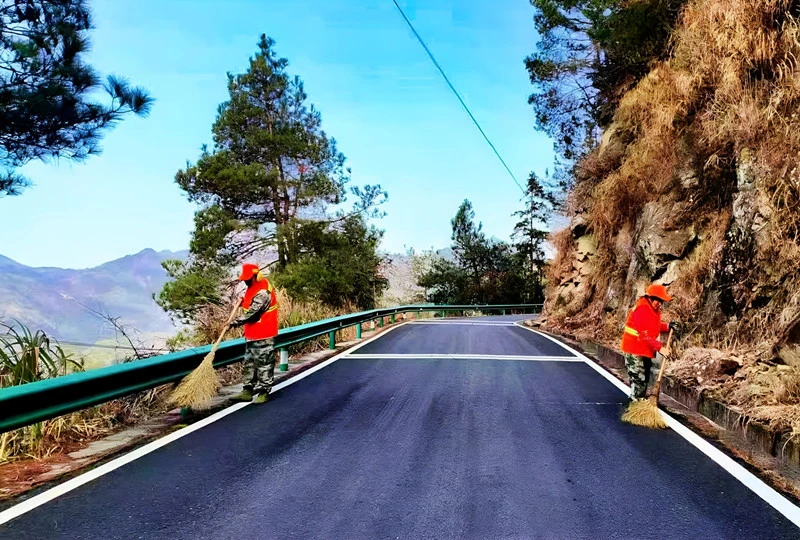 皖休寧公路：落力公路管養  護航春運安暢