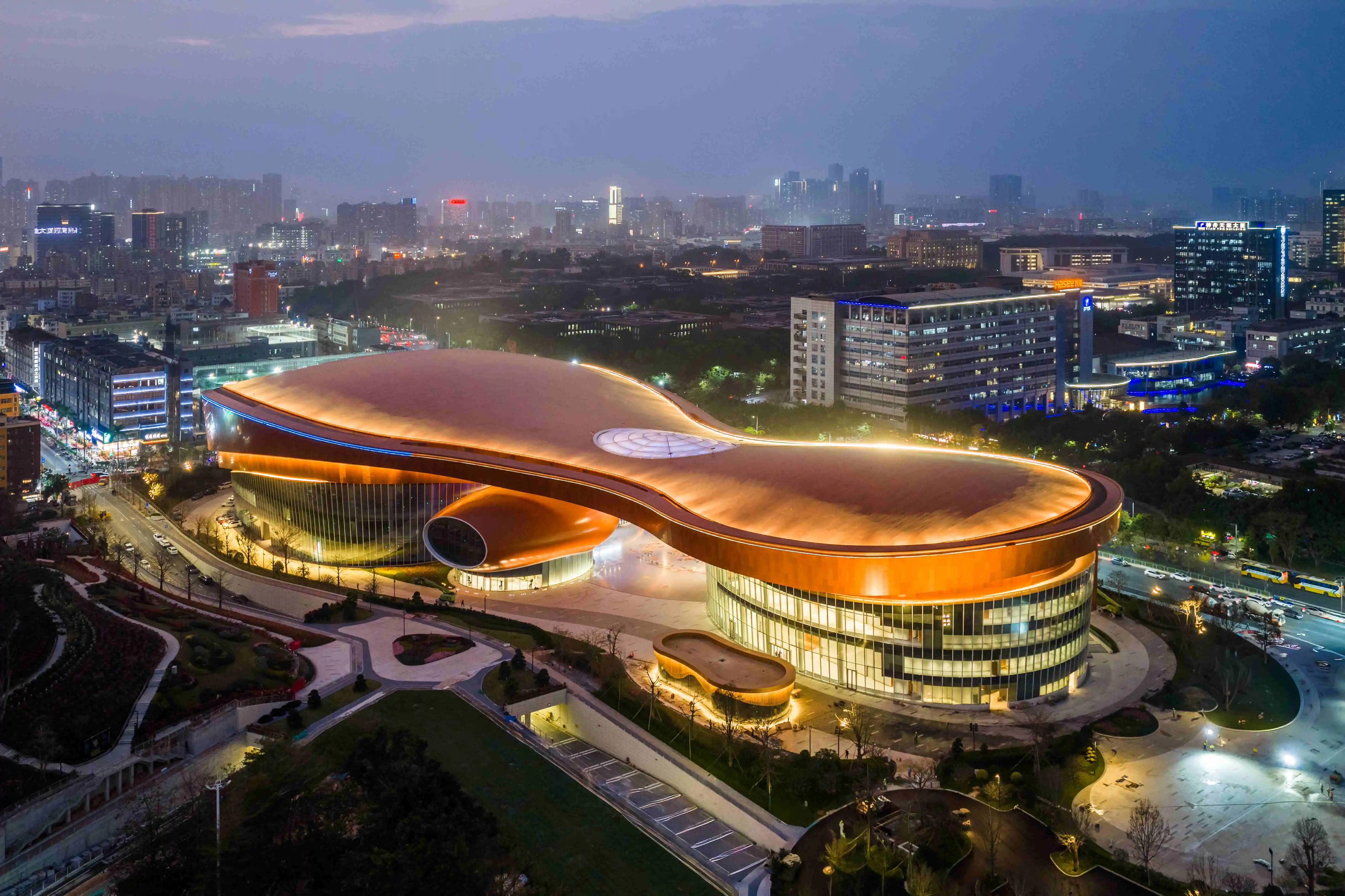 深圳龍崗國際藝術中心啟幕 周濤現身韋爾比耶音樂會首秀