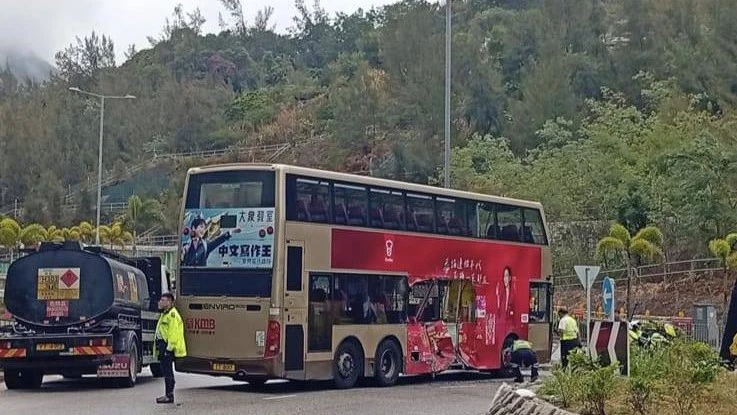 秀茂坪巴士與運油車相撞 釀3傷