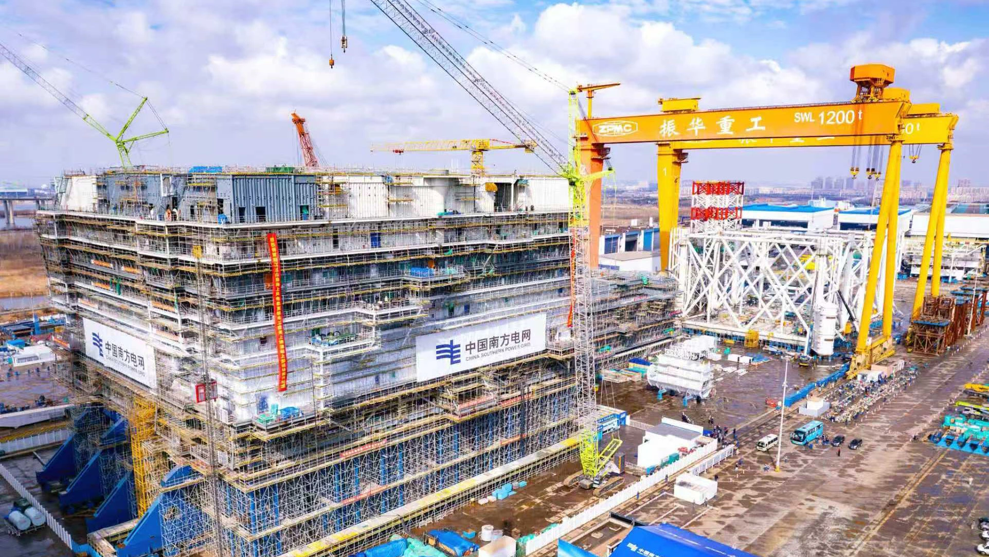 國內首個海陸一體海上風電柔直輸電工程海上換流站封頂