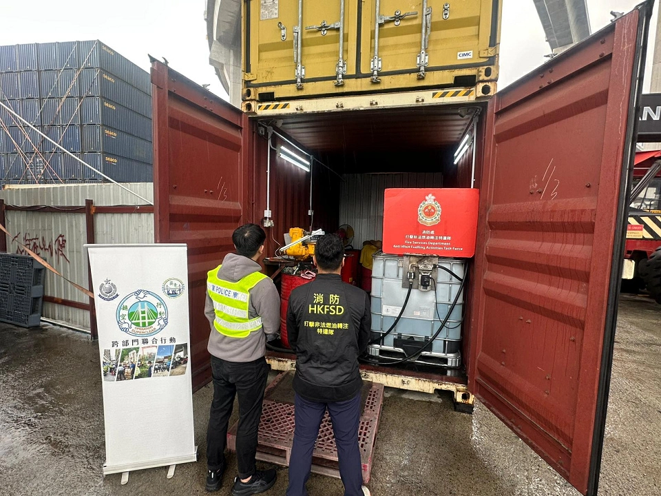 警方青衣搗破非法加油站 拘一男檢2.1萬公升柴油