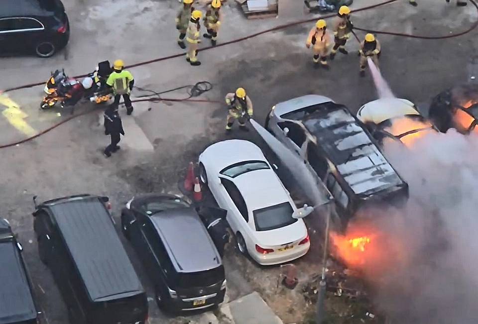有片〡屯門縱火燒毀逾10輛車 警8小時閃電破案拘兩非華裔男