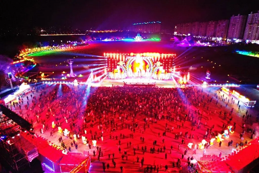 光影裏尋年味兒 消費中享暖冬！撫順月牙島夜遊季激活全域消費熱潮