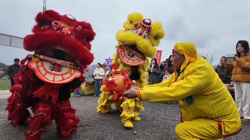 「土特產」成「搶手貨」  皖黃山區新華煙火市集年味濃