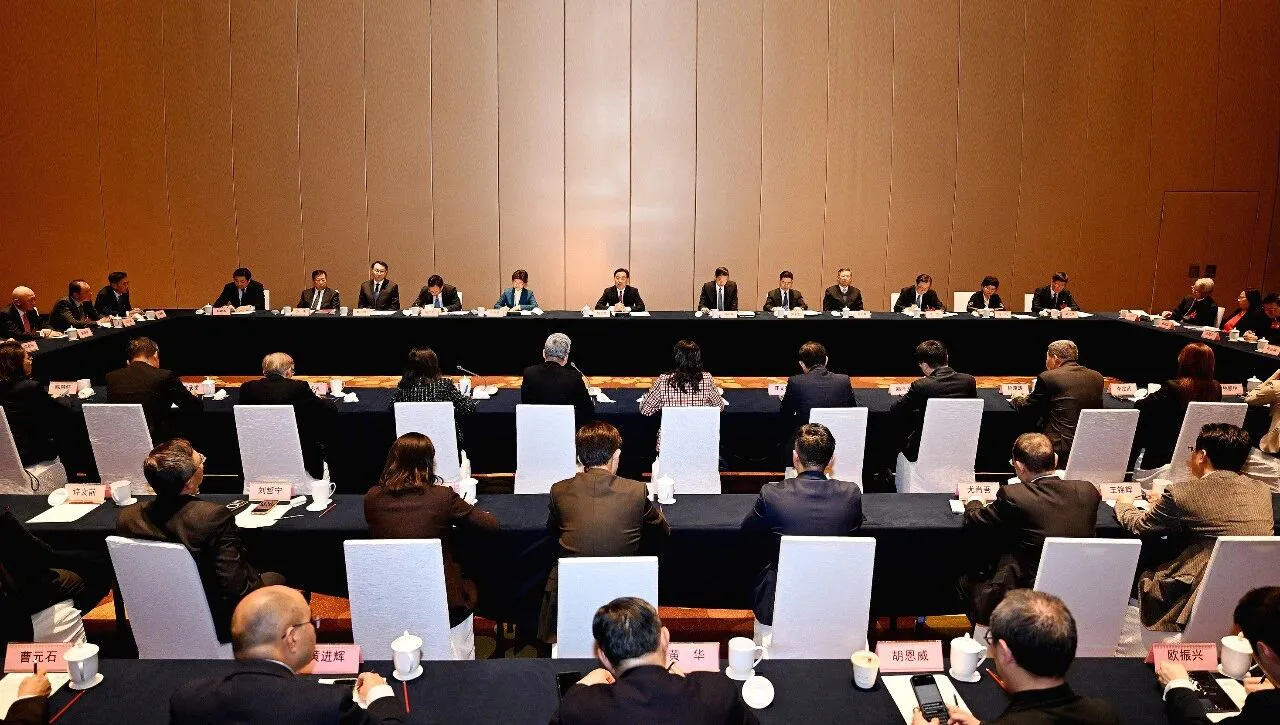 【江蘇兩會】信長星劉小濤看望江蘇省政協港澳委員