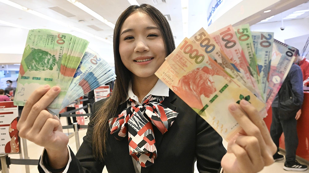 三間發鈔銀行今起換新鈔 市民清晨排隊