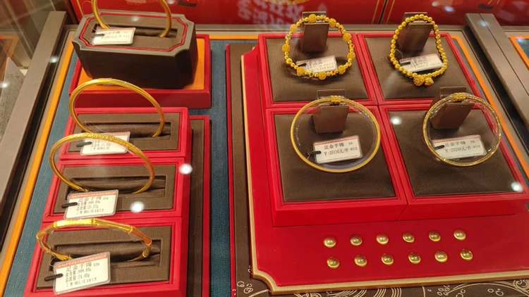 金銀價格強勢反彈！現貨黃金日內漲超5% 白銀期貨反彈13%