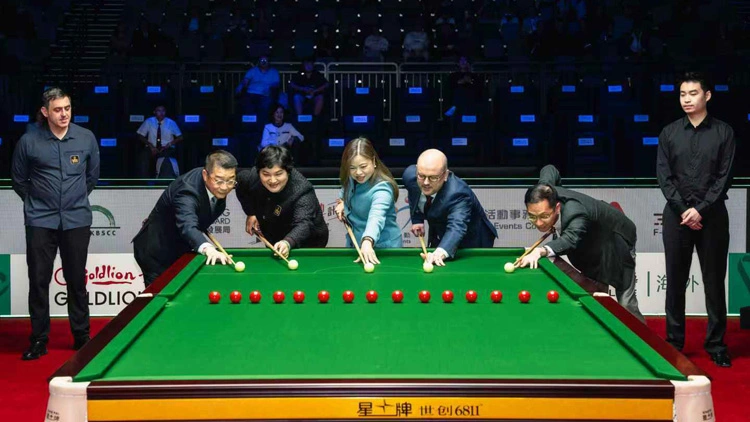 羅淑佩進行開球禮 世界桌球大獎賽體藝館揭幕