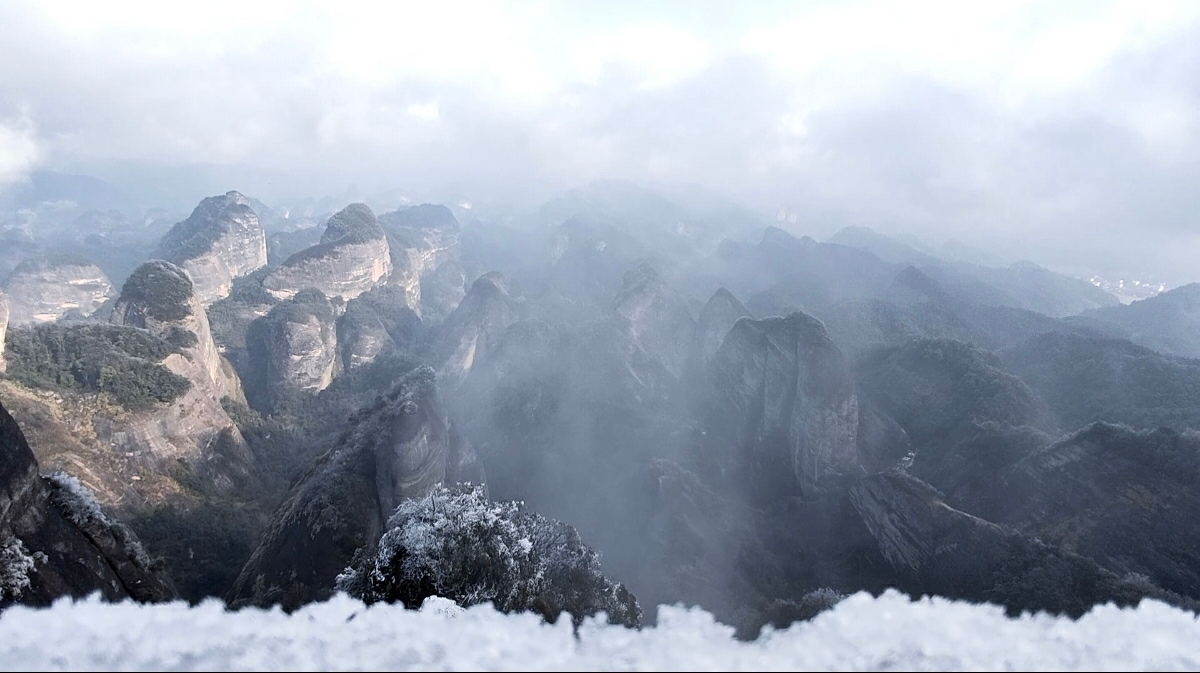 湖南新寧：崀山丹霞邂逅雪霧雲海奇觀醉遊人