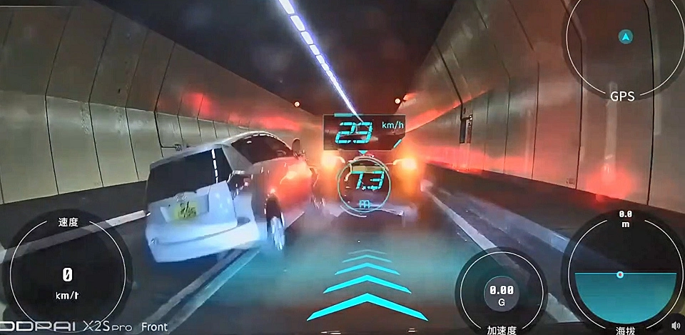有片〡紅隧管道私家車失控 撞前車4車追撞