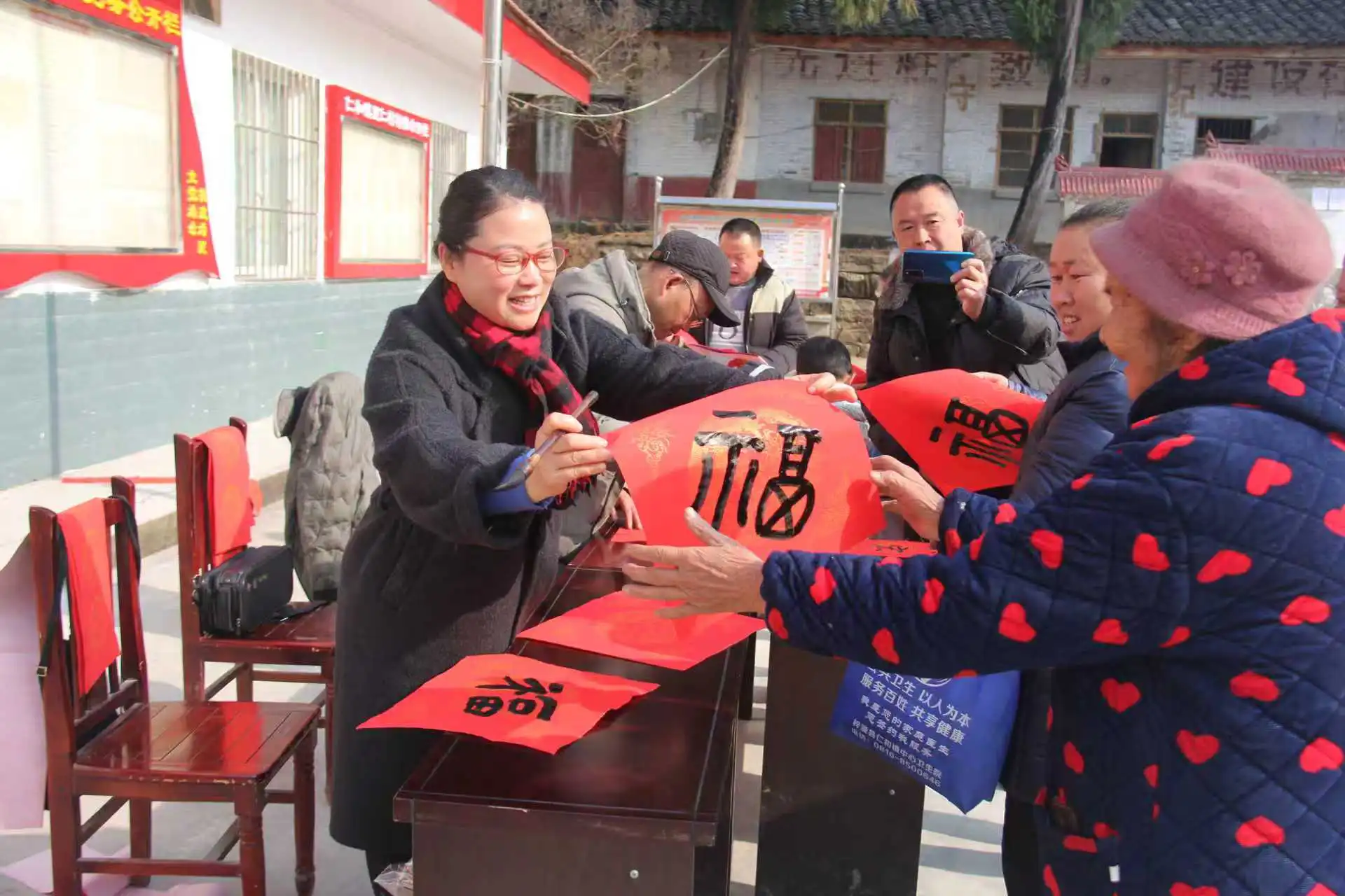 四川梓潼駐村書記的系民情懷 公益寫春聯送祝福寄心意　