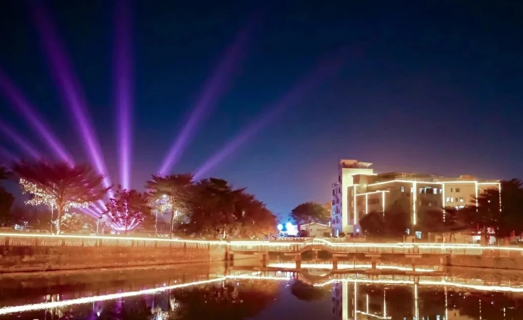 夜幕下的鳳凰花海更靚啦  小哥姐快來打卡