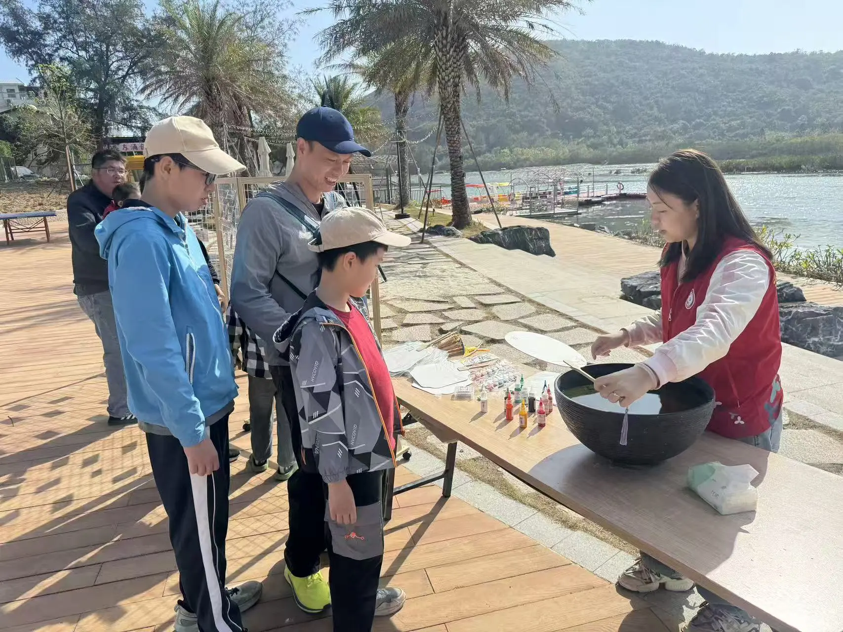 黨建紅繪就山海色 深圳東涌「熱」鬧迎新春