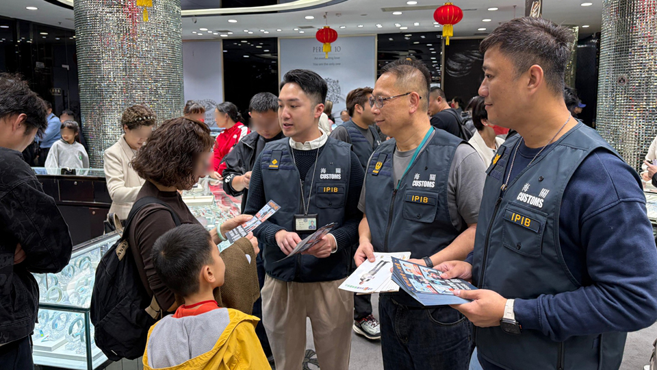 海關聯同旅監局巡查旅客購物熱點 籲商戶遵守商品條例