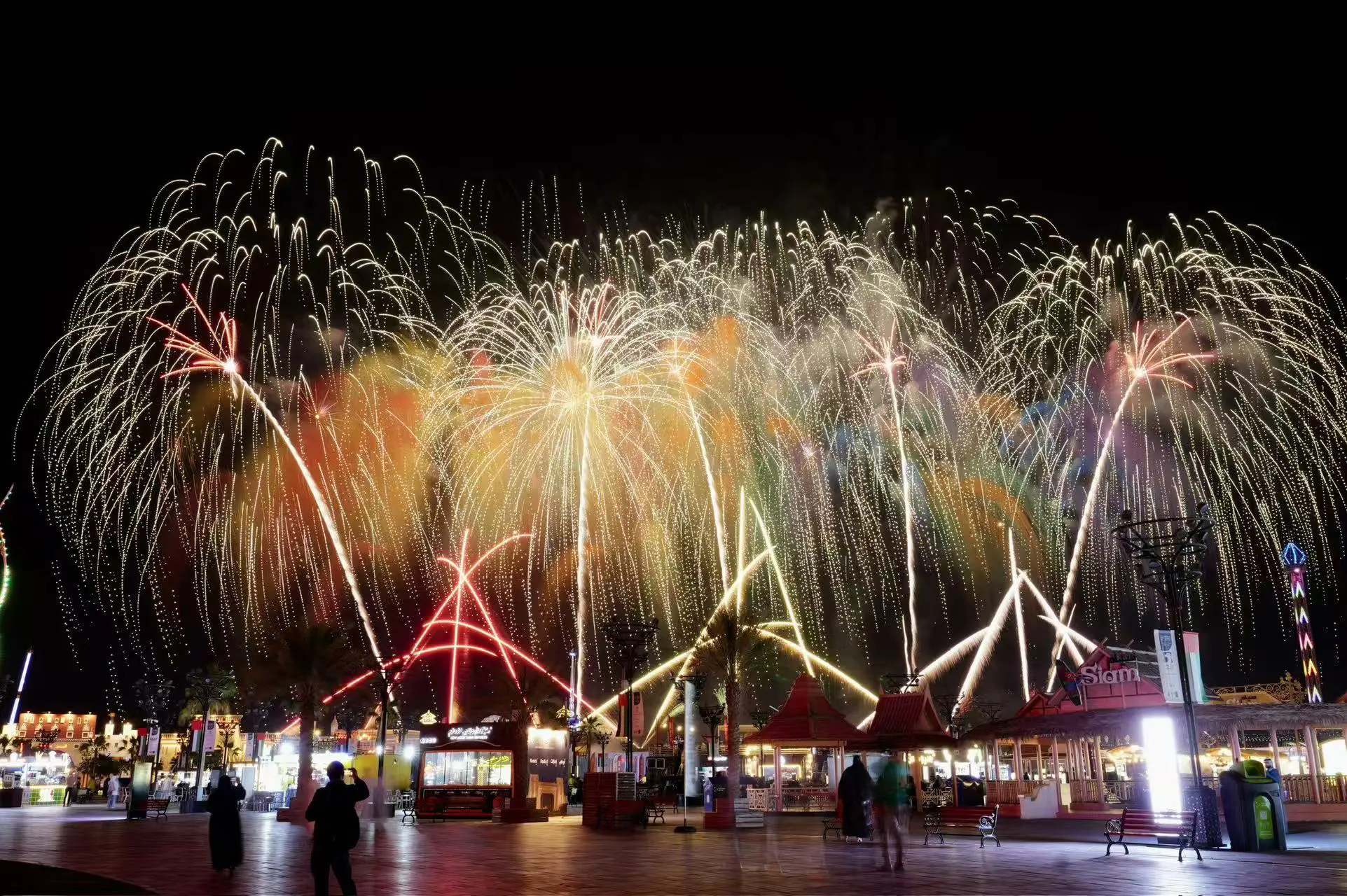 瀏陽煙花綻放阿布扎比夜空 湖湘文化點亮阿聯酋新春