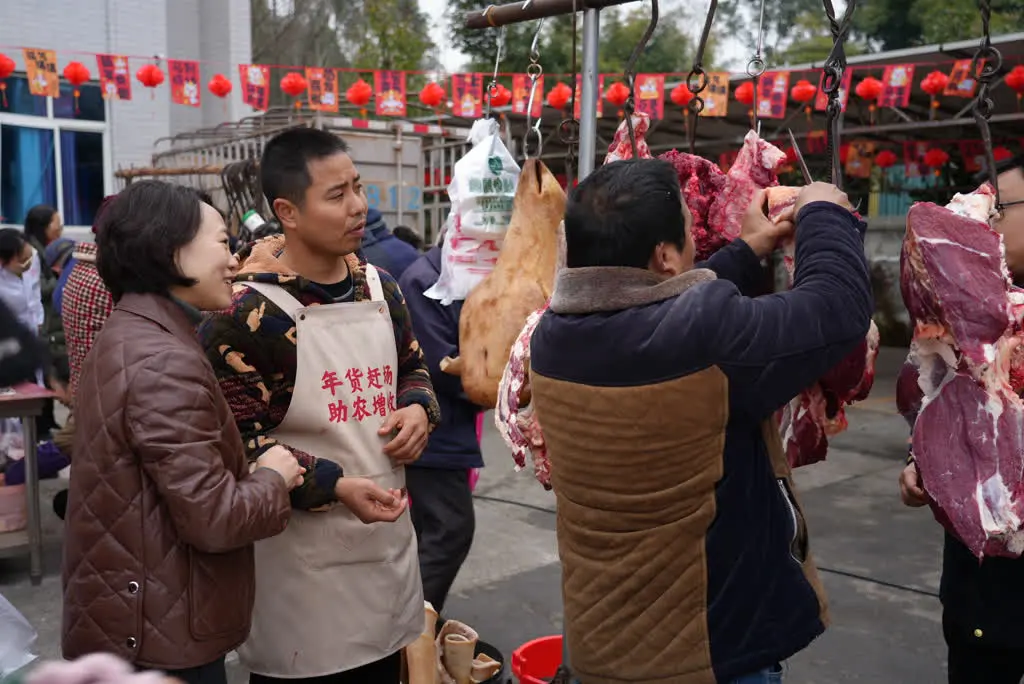 鄉土年貨集中亮相 四川綿陽遊仙新春集市農特產品購銷雙贏