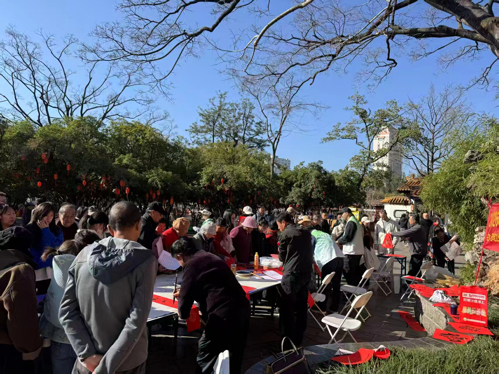 新春送福暖人心 翰墨飄香滿翠湖——2026年五華區「萬福迎春」惠民送春聯活動圓滿舉行