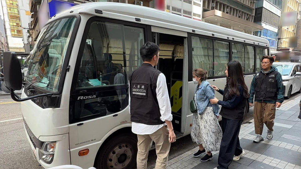 入境處全港打擊外傭違反逗留條件 拘捕14人