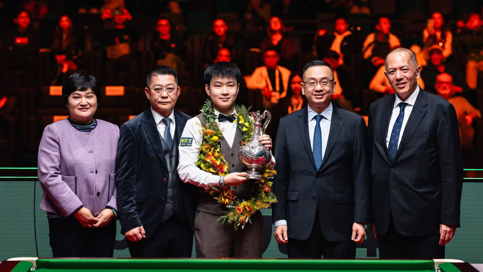 曾智明為2026斯諾克世界大獎賽冠軍趙心童頒獎