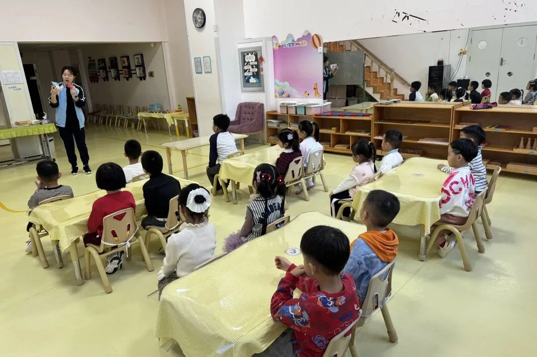哈市香坊區圖書館趣味手工活動點亮幼兒創意時光
