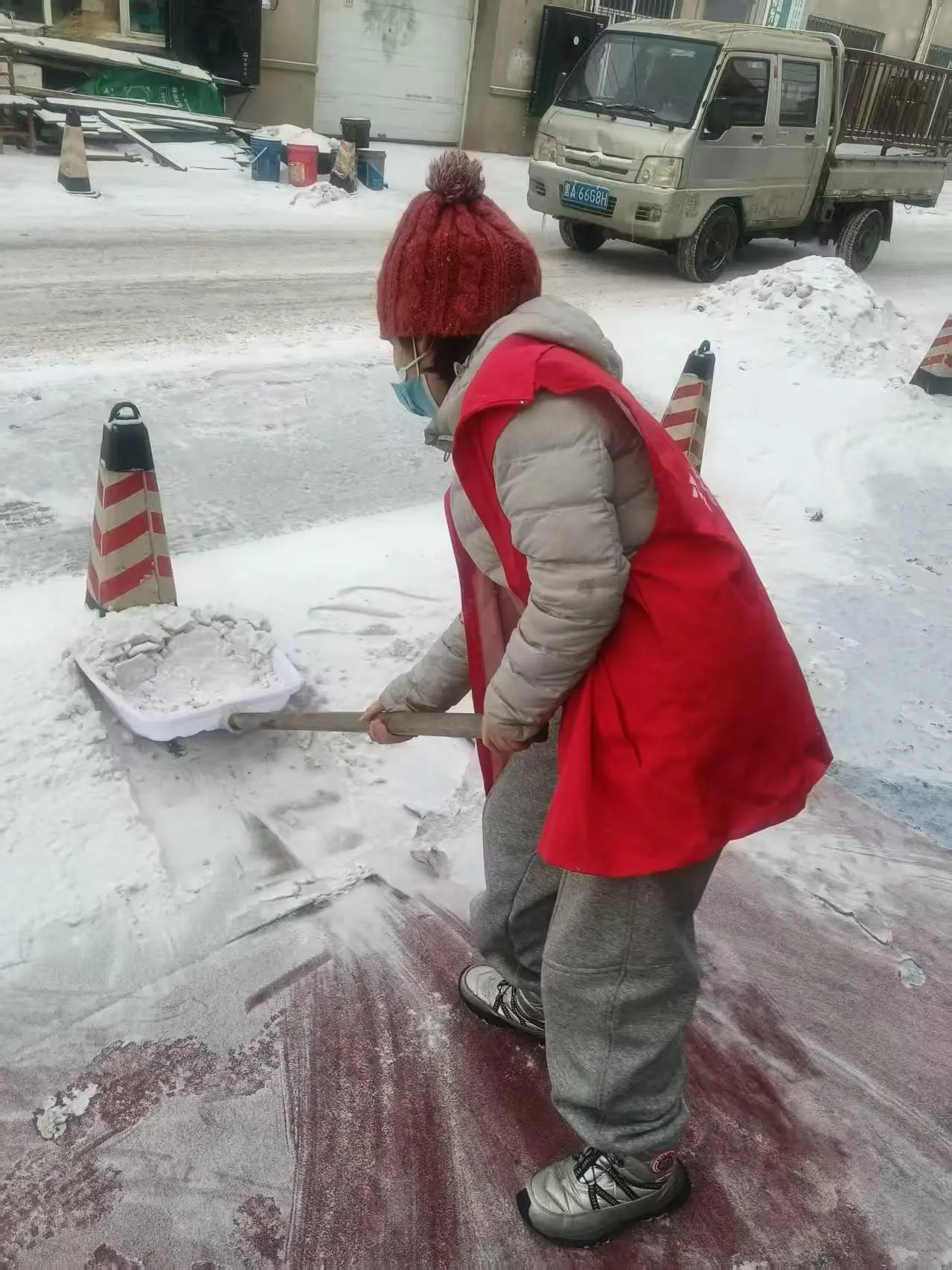 哈市香坊區朝陽鎮開展「消冰除雪，暖心護行」志願服務活動