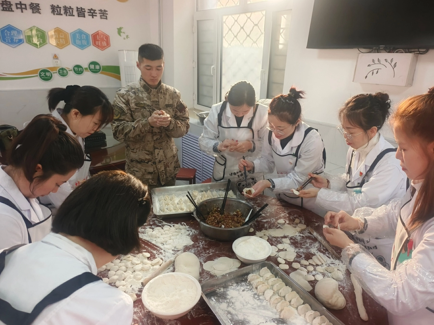 哈市香坊區二三五處社區：擁軍愛民傳溫情 志願服務賀新春