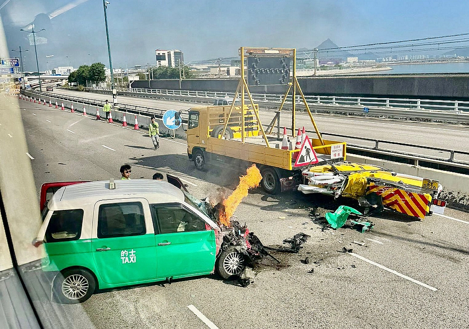 北大嶼山公路的士撞工程車釀3傷 男乘客拋出車外昏迷送院