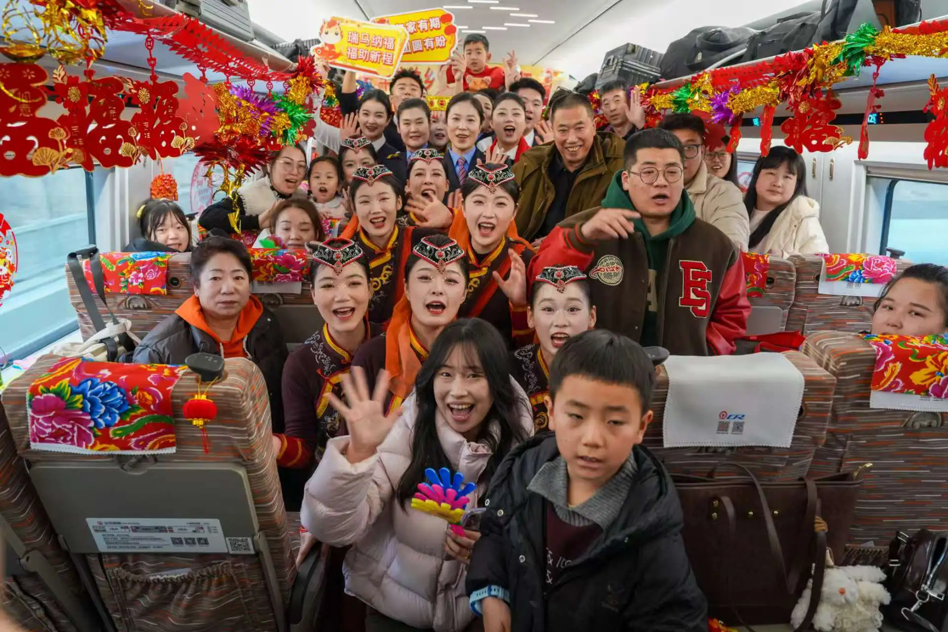 小年逢歸期 高鐵傳溫情 瀋陽客運段G3606次列車上演暖心小年主題活動