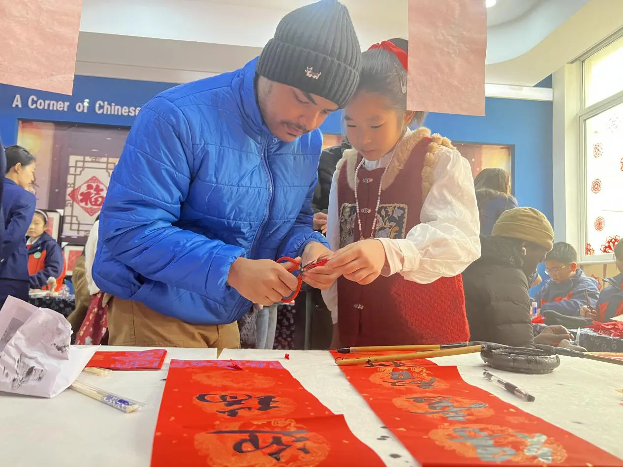 觀舞龍品美食賞非遺 外國友人在山東泰安沉浸式體驗中國年俗