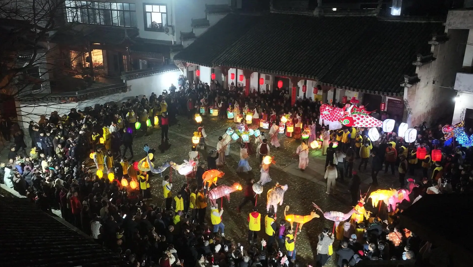 皖歙縣昌溪：百盞手工花燈點亮古村