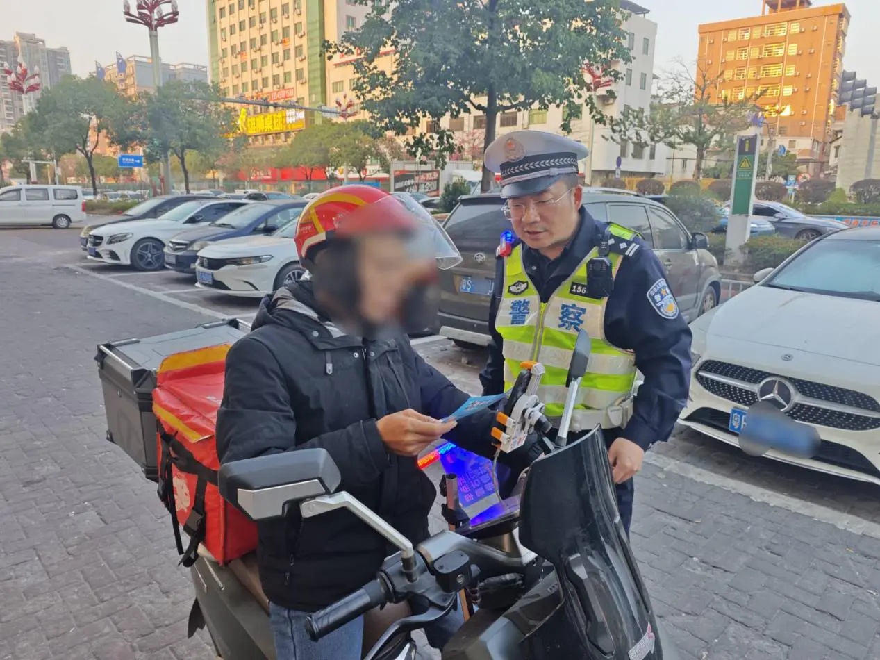  緊盯摩電麵包車違法    東莞石排春運嚴整治