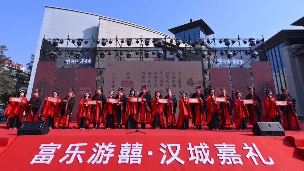 深化新時代婚俗新風尚 四川綿陽遊仙新春漢式集體婚禮有「甜度」更有「厚度」