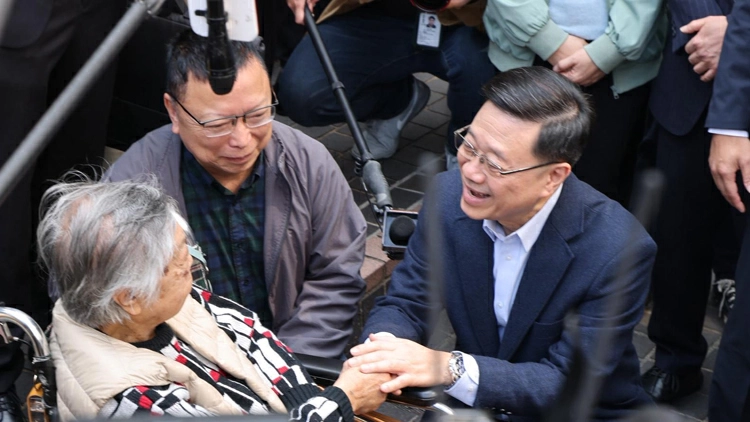 李家超歲晚探訪長者 支援居家安老 共謀高齡對策