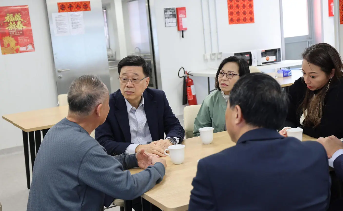李家超到啟德青年驛站探望宏福苑居民 與受災居民談及長遠住宿安排