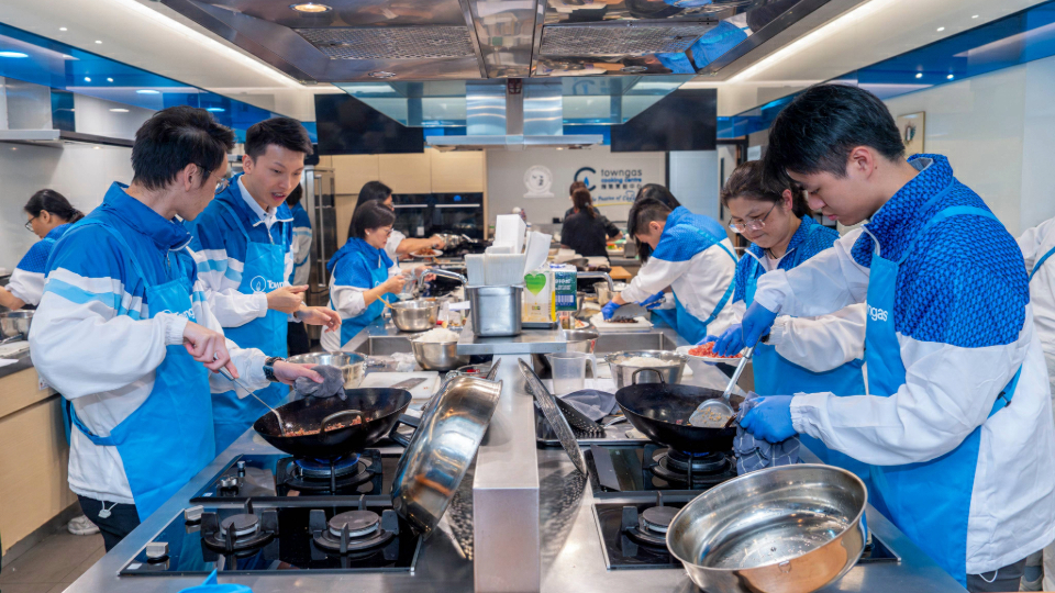 煤氣溫馨義工隊與水務署義工隊攜手協作 親製蘿蔔糕送給宏福苑居民