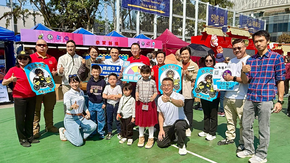 警方維園年宵花市設互動遊戲攤檔 提升市民道路安全意識