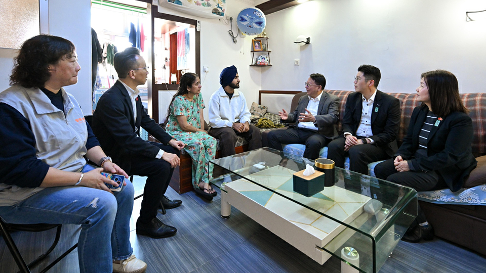 政府主要官員展開全港十八區歲晚家訪 送上賀年福袋 共慶新春