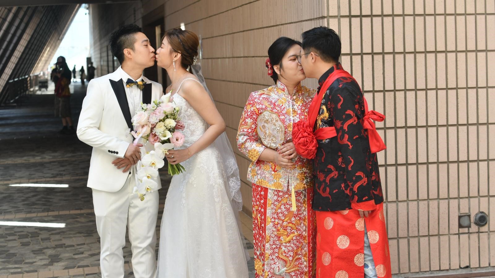 有片丨多對新人趁情人節註冊結婚 旺角花墟現買花人潮